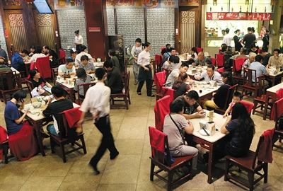中秋食品商家搶灘大眾市場(chǎng) 餐飲業(yè)正經(jīng)歷轉(zhuǎn)型升級(jí)恢復(fù)期